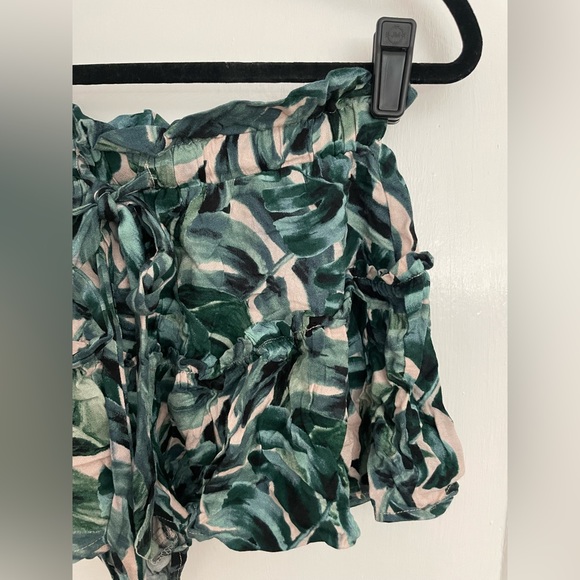 Olivaceous palm print pull on shorts. Size small. - Picture 2 of 3